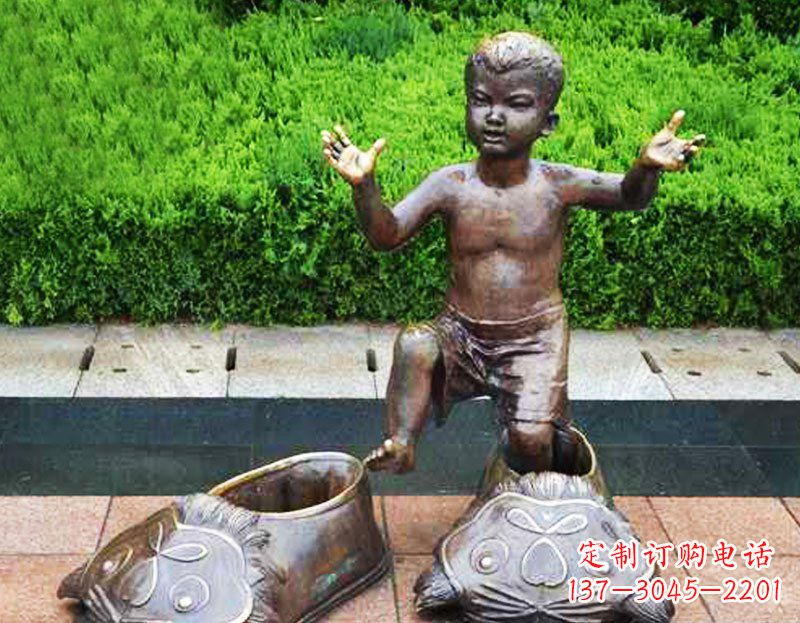 保定穿老虎鞋的小孩公园小品玻璃钢仿铜雕塑
