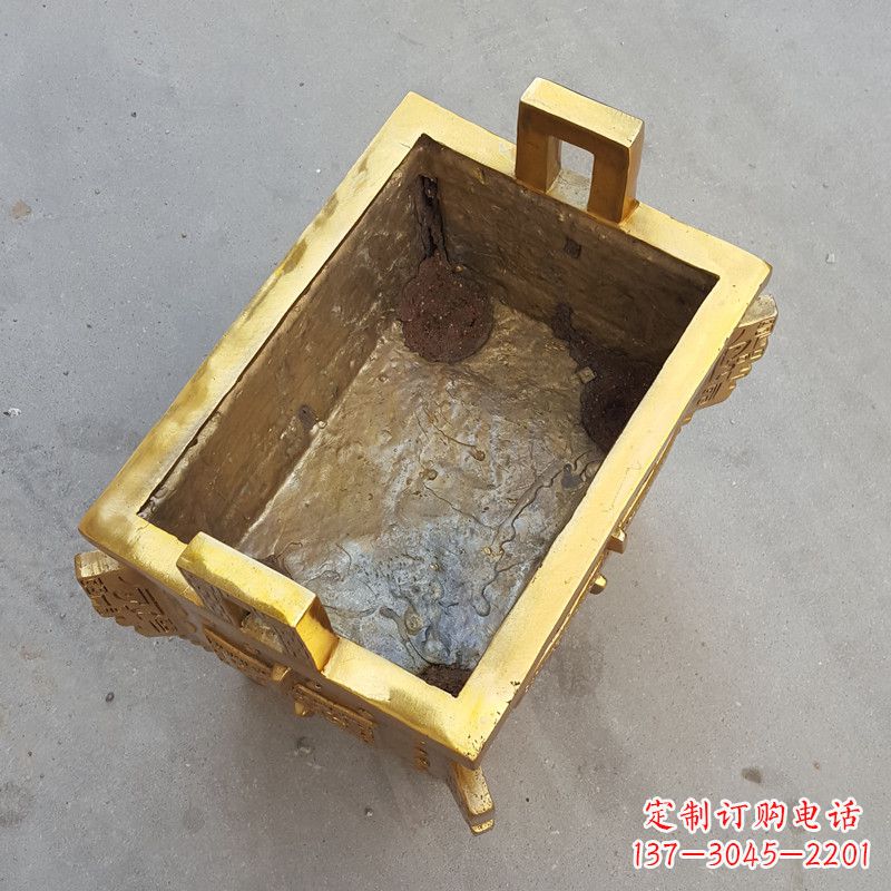 保定以纯铜铸造的金色香炉鼎