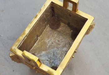 保定以纯铜铸造的金色香炉鼎