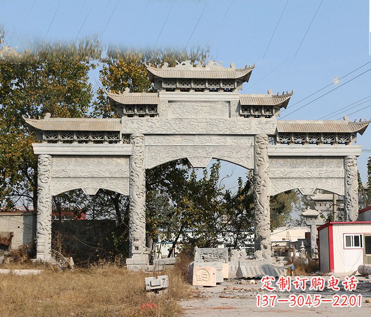 保定村镇门口的石雕牌坊展现精湛工艺