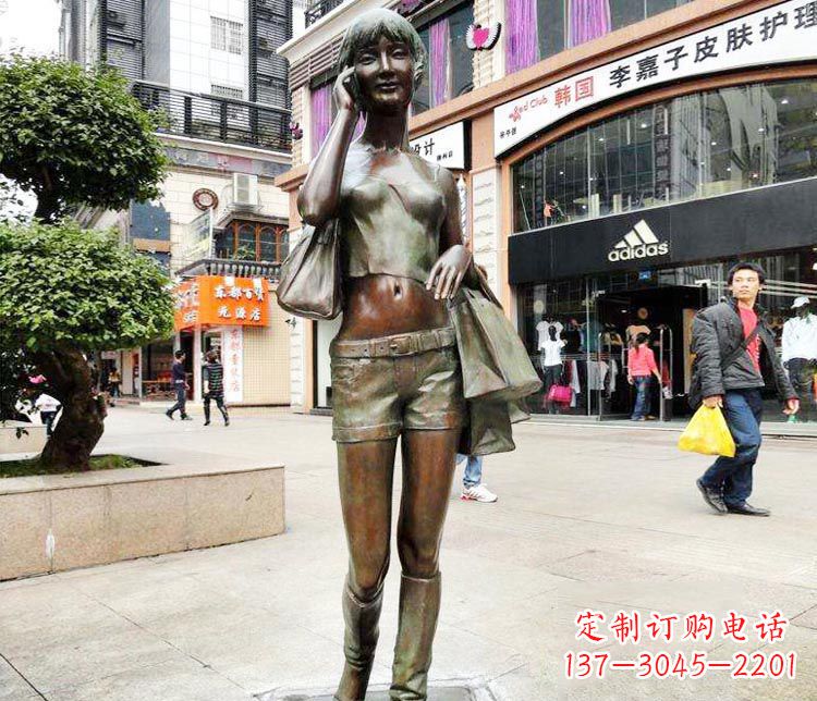 保定打电话逛街的女孩铜雕