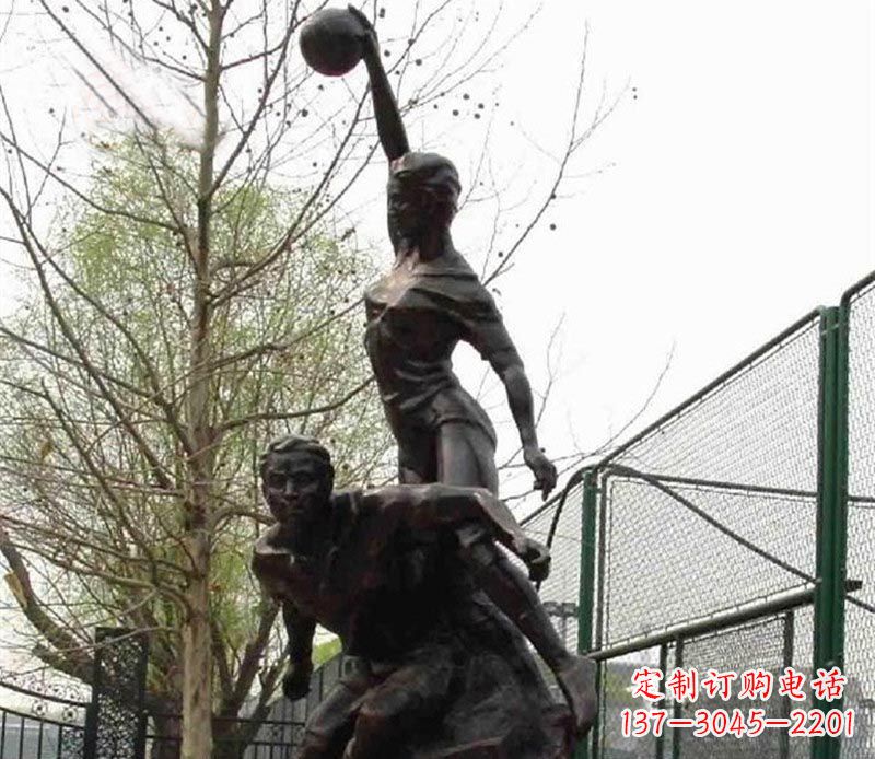 保定打篮球的运动员铜雕