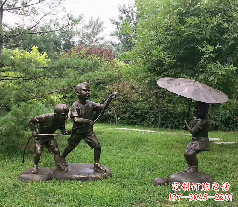 保定打伞玩水的儿童铜雕