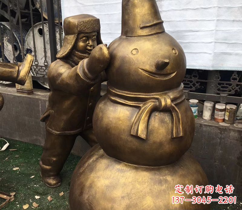保定戴帽子堆雪人的儿童铜雕