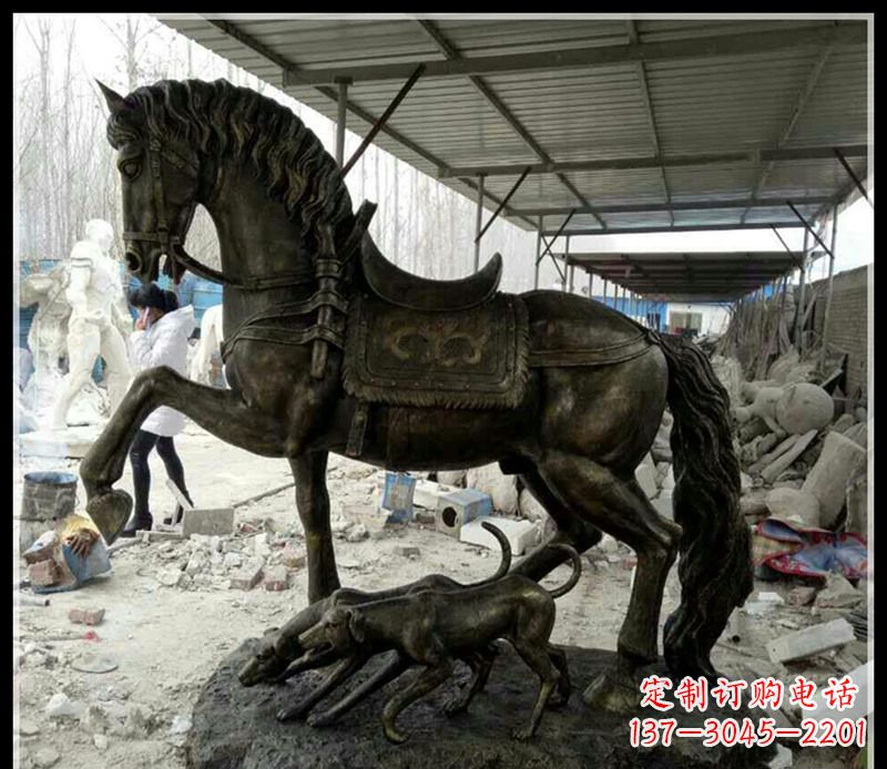 保定戴马鞍的马和狗铜雕