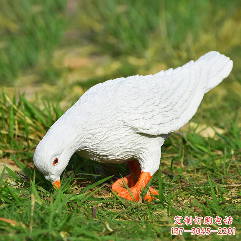保定丹东江边放飞和平鸽的雕塑