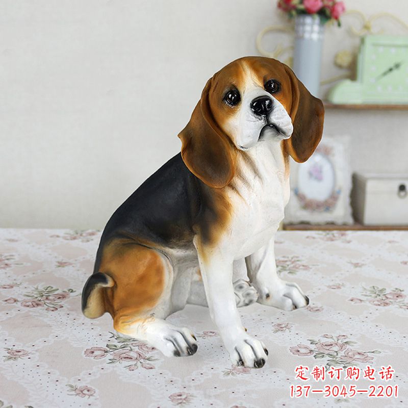 保定蹲姿仿真比格犬树脂工艺品,别墅家居装饰玻璃钢小狗雕塑