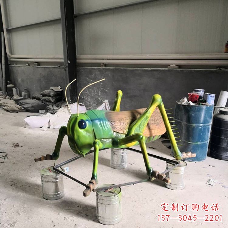 保定仿真蚂蚱玻璃钢蝗虫雕塑
