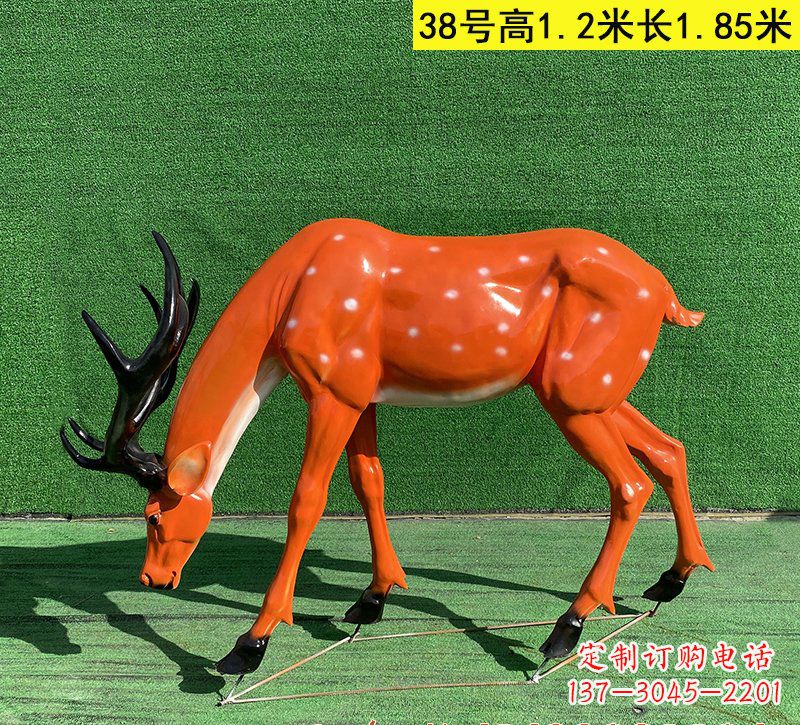保定以玻璃钢精心制作的梅花鹿雕塑
