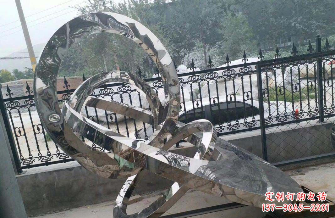 保定宁静湖畔,圆环景观雕塑助公园璀璨