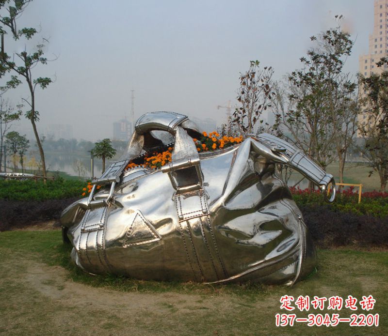 保定不锈钢手提包雕塑--传承经典,拥有独特之美