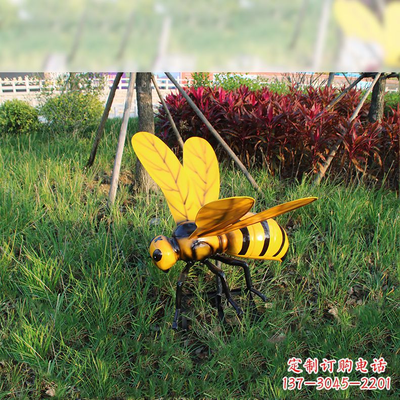 保定公园草坪动物插件,仿真大马蜂玻璃钢雕塑