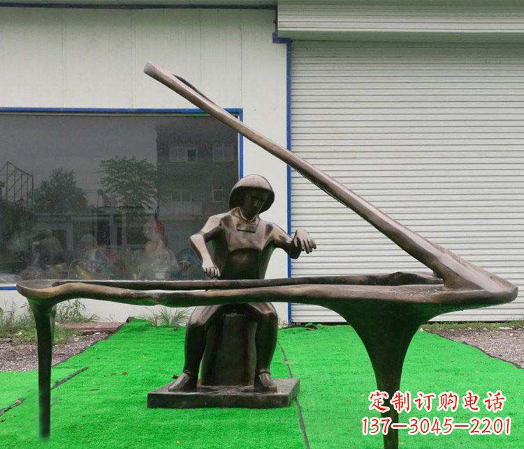 保定公园弹钢琴的抽象人物小品铜雕
