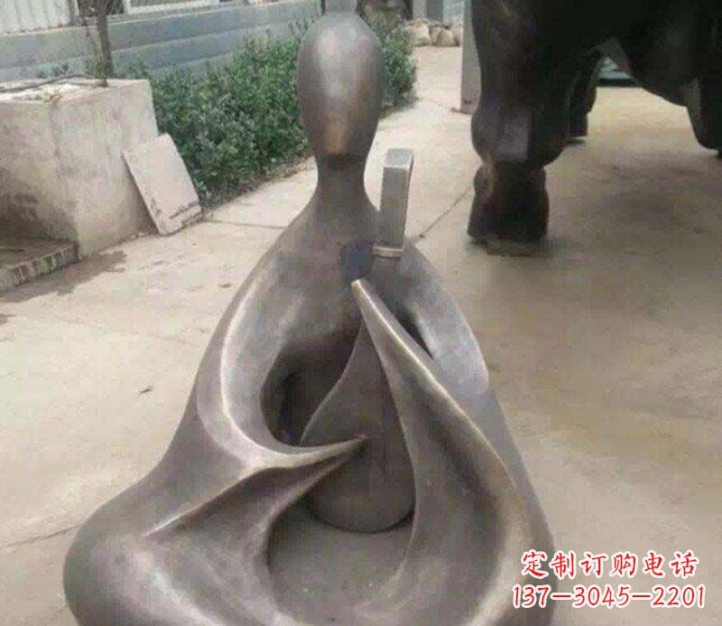 保定公园弹琵琶的抽象人物景观铜雕
