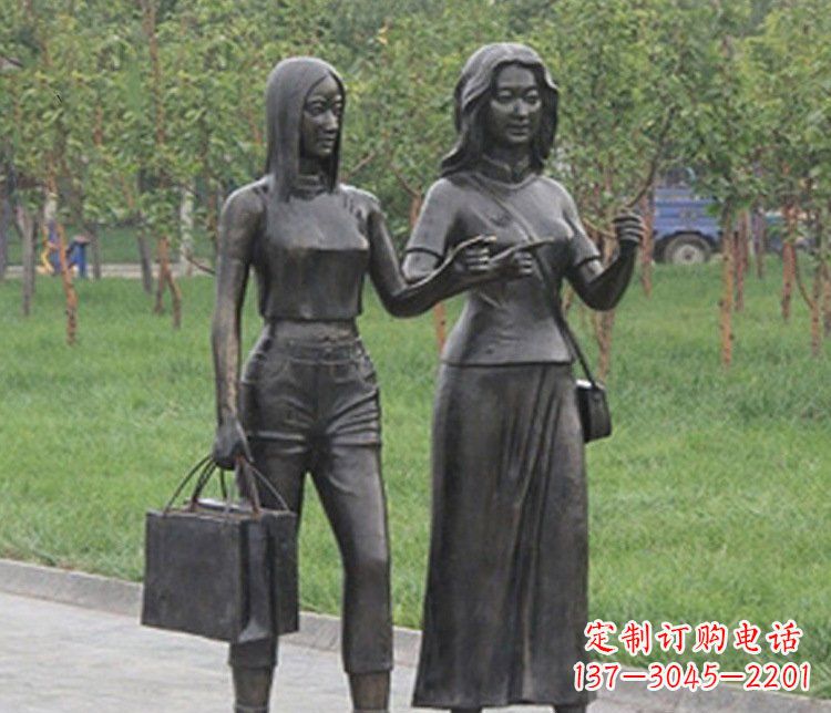 保定艺术精品铜雕——公园逛街女性人物铜雕塑