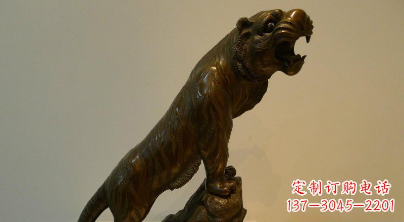 保定公园老虎上山动物铜雕