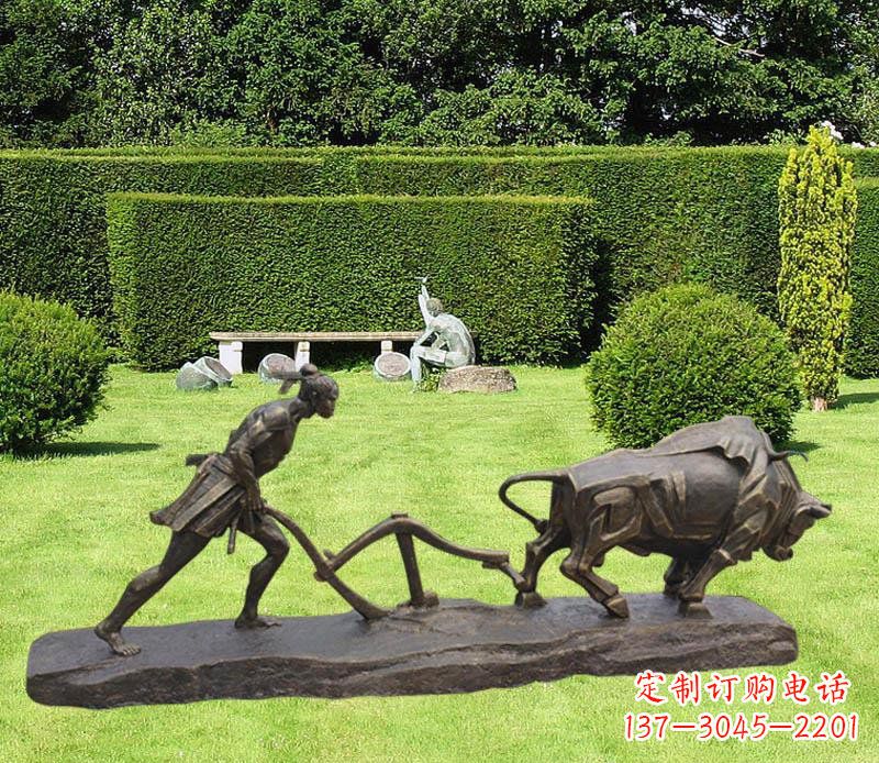 保定公园犁地牛和古人小品铜雕