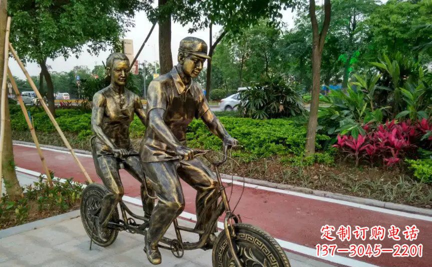 保定公园两人骑自行车铜雕