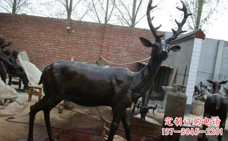 保定公园梅花鹿小鹿动物铜雕