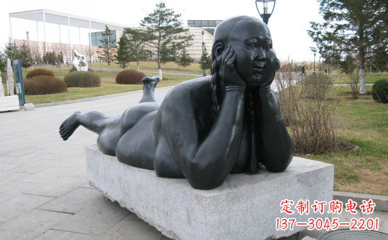 保定公园趴着的胖女孩景观铜雕