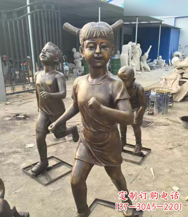 保定铜雕童年小狗陪伴儿童奔跑的时光