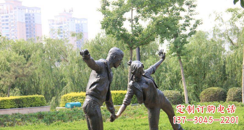 保定爱情铸就的浪漫情侣雕塑