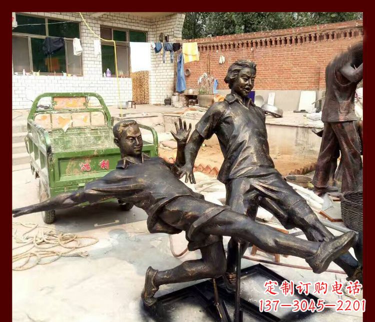 保定足球迷必备,象征性的足球雕塑