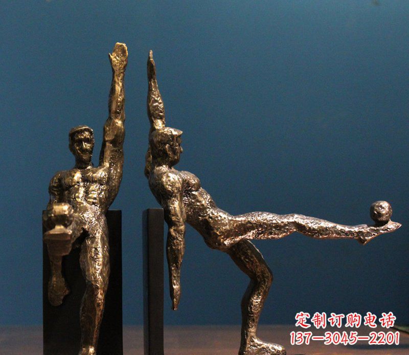 保定公园踢足球人物铜雕