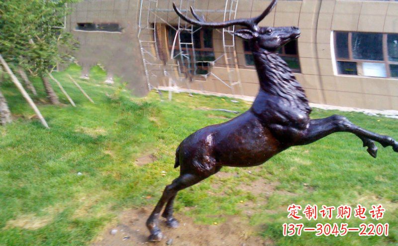 保定公园跳跃的鹿动物铜雕
