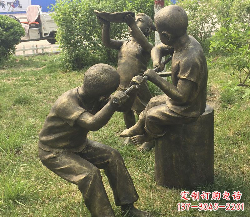 保定公园玩水的儿童铜雕