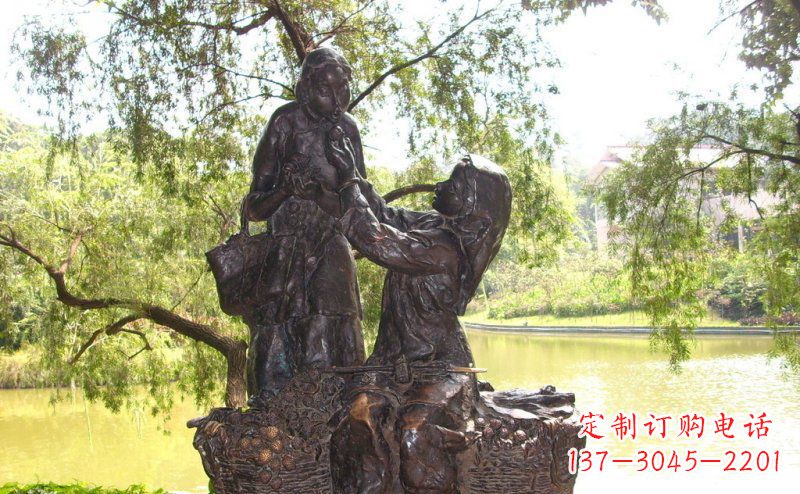 保定温馨铜雕公园里喂母亲吃荔枝的女孩