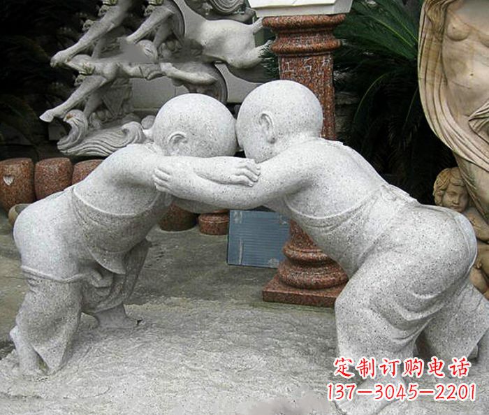 保定公园小品两个小孩摔跤石雕