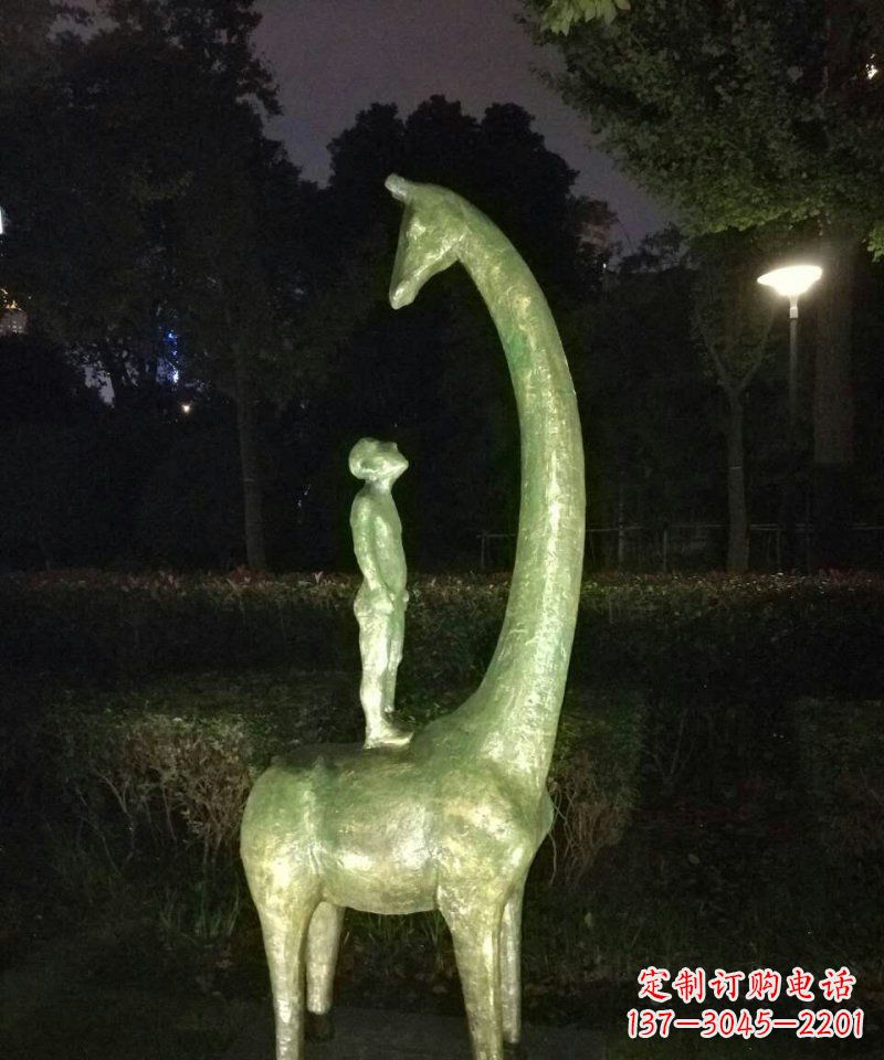保定公园站在长颈鹿背上的人物景观铜雕