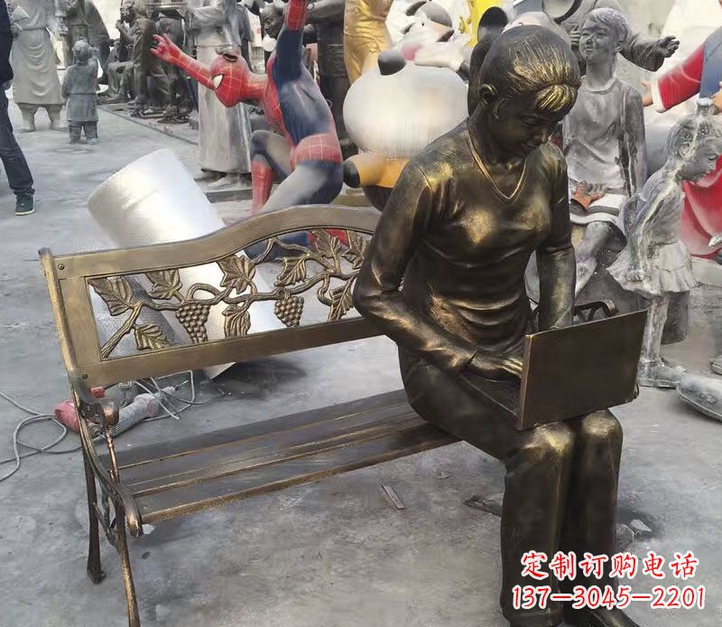 保定公园长椅看电脑的女孩铜雕