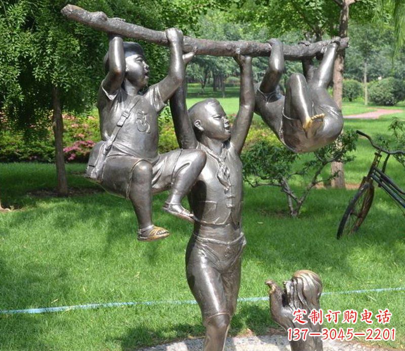 保定捉着树枝玩耍的小孩铜雕