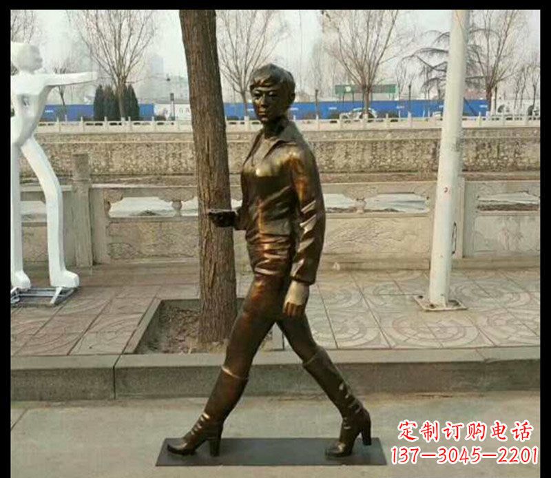 保定公园走路的女孩铜雕