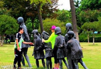 保定铜质老鹰抓小鸡雕塑