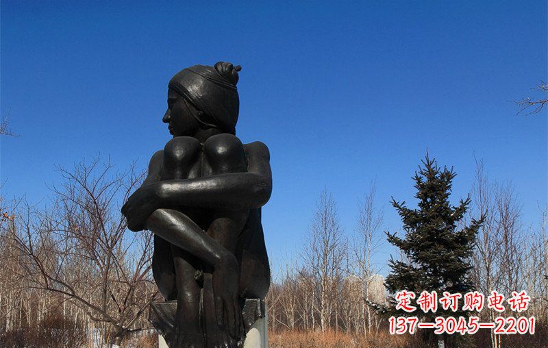 保定广场抱膝盖的女孩人物铜雕