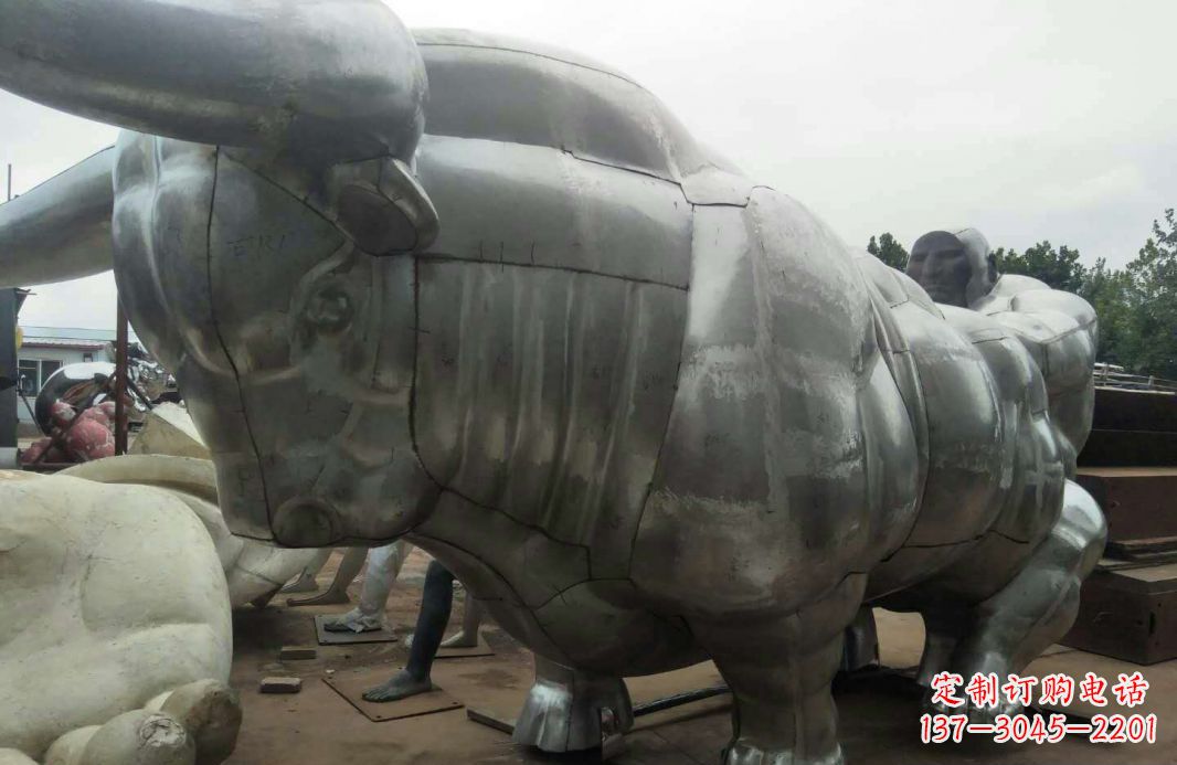 保定中领雕塑:复古拓荒牛不锈钢雕塑