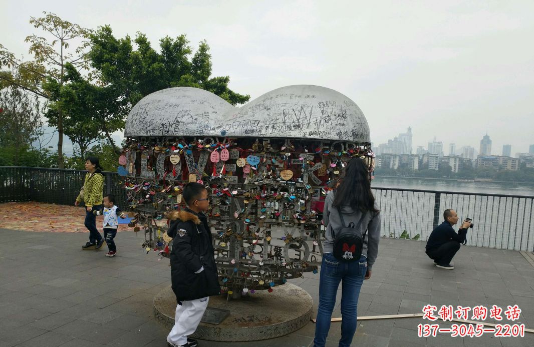 保定不锈钢英文字母镂空景观雕塑