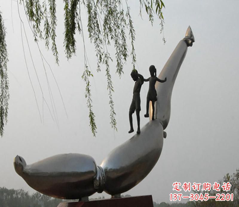 保定海豚情侣雕塑,精美绝伦,让爱沉醉于大海中
