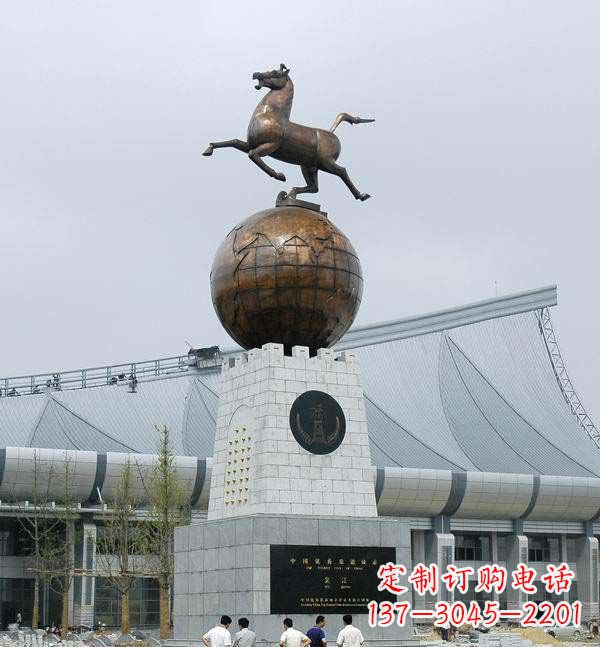 保定广场站在地球上的马景观铜雕