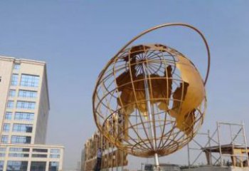 保定地球仪雕塑是一种雕刻艺术，它将地球仪的地…