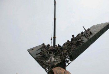 保定充满激情的足球队人物铜雕
