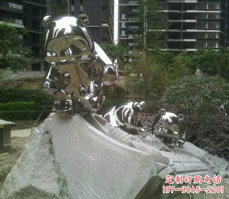 保定家喻户晓的可爱熊猫雕塑