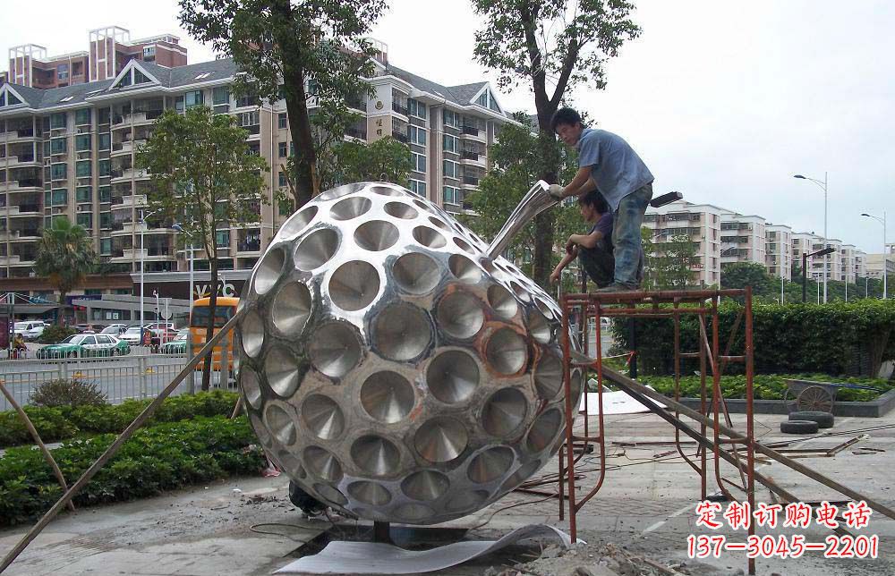 保定精心打造的街边苹果雕塑