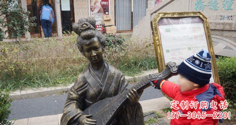 保定街边弹琵琶的古代美女雕塑