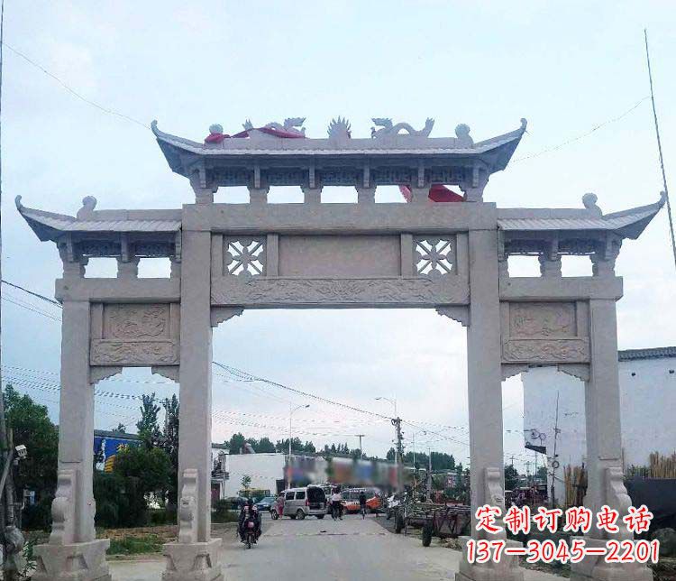 保定街边三门牌坊石雕