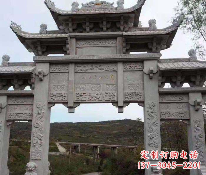 保定地标性的三门石雕牌坊