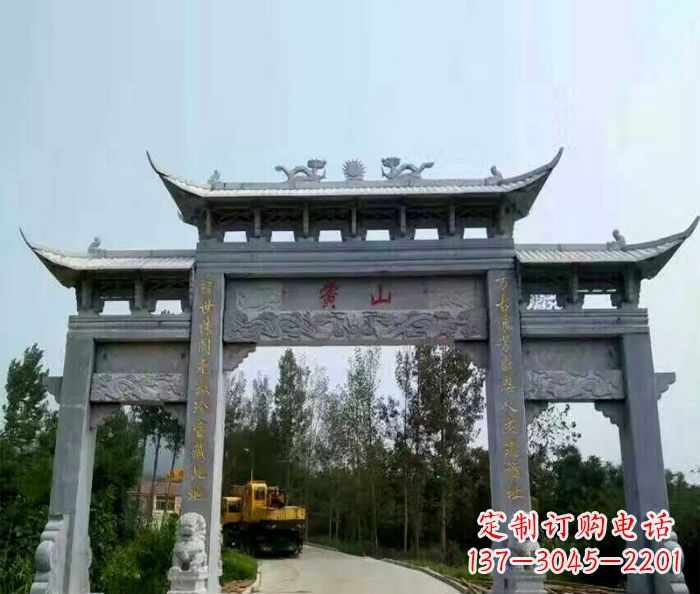 保定景区三门石雕牌楼,是一种典型的古典建筑风…